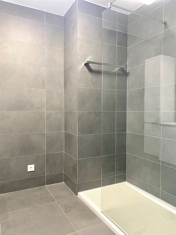 Instapklaar APPARTEMENT (1ste verdieping) met 2 slaapkamers, ruime terrassen (2), garage  & autostaanplaats 