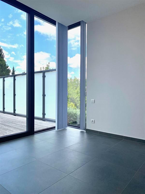 Instapklaar APPARTEMENT (1ste verdieping) met 2 slaapkamers, ruime terrassen (2), garage  & autostaanplaats 