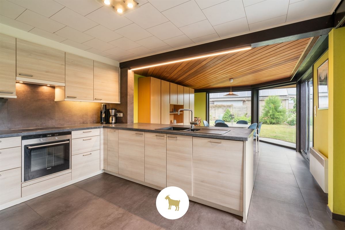 Te renoveren ALLEENSTAANDE WONING met 4 SLAAPKAMERS en GARAGE op een PERCEEL van 648m²