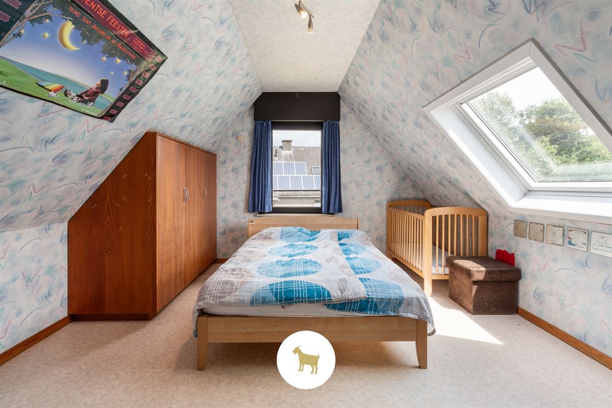 Te renoveren ALLEENSTAANDE WONING met 4 SLAAPKAMERS en GARAGE op een PERCEEL van 648m²