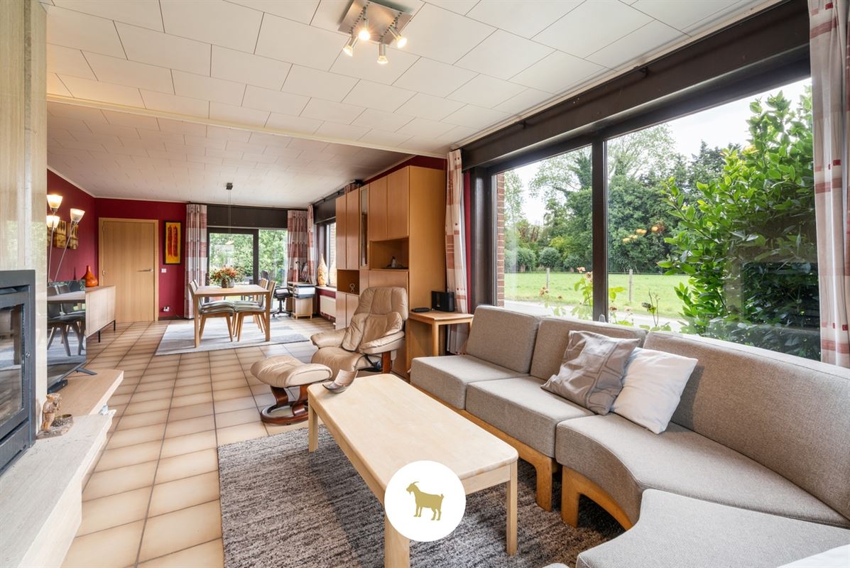 Te renoveren ALLEENSTAANDE WONING met 4 SLAAPKAMERS en GARAGE op een PERCEEL van 648m²