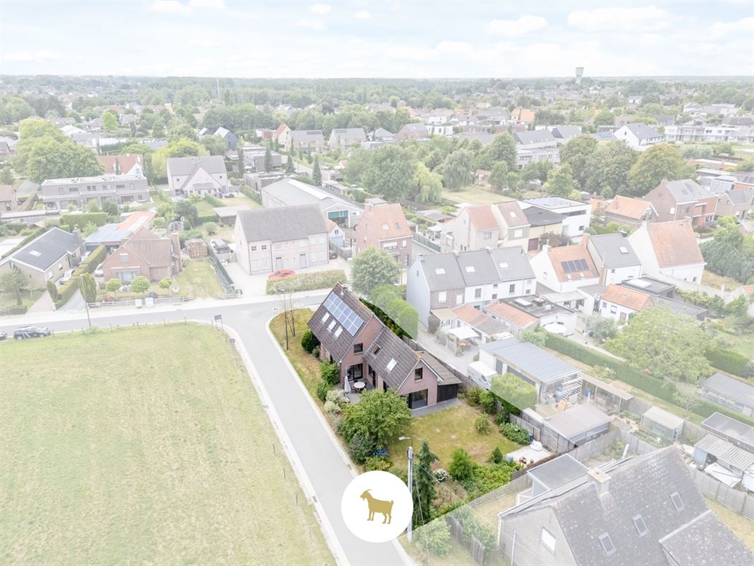 Te renoveren ALLEENSTAANDE WONING met 4 SLAAPKAMERS en GARAGE op een PERCEEL van 648m²