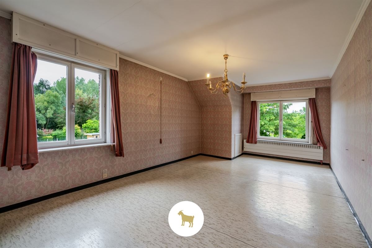 Te renoveren RUIME ALLEENSTAANDE VILLA met 4 SLAAPKAMERS, BUREAU en GARAGE op een prachtig zuidwestgericht PERCEEL van 1.300 m²