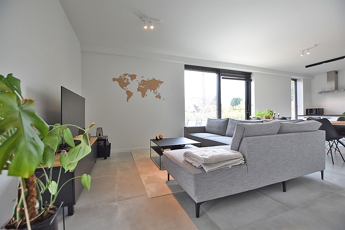 Instapklaar GELIJKVLOERS-APPARTEMENT met 2 slaapkamers, terras en ondergrondse autostaanplaats (2) & -kelder 