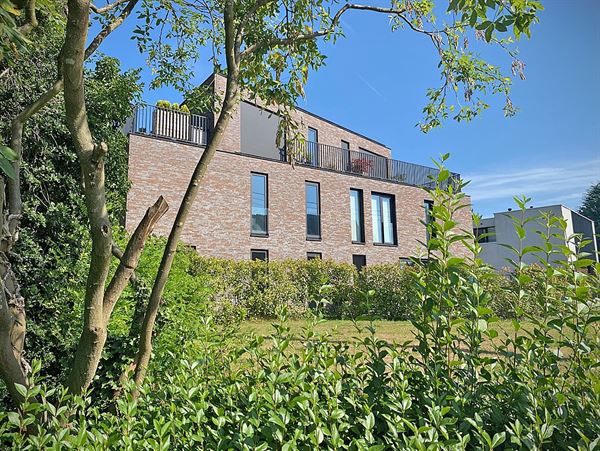Instapklaar GELIJKVLOERS-APPARTEMENT met 2 slaapkamers, terras en ondergrondse autostaanplaats (2) & -kelder 