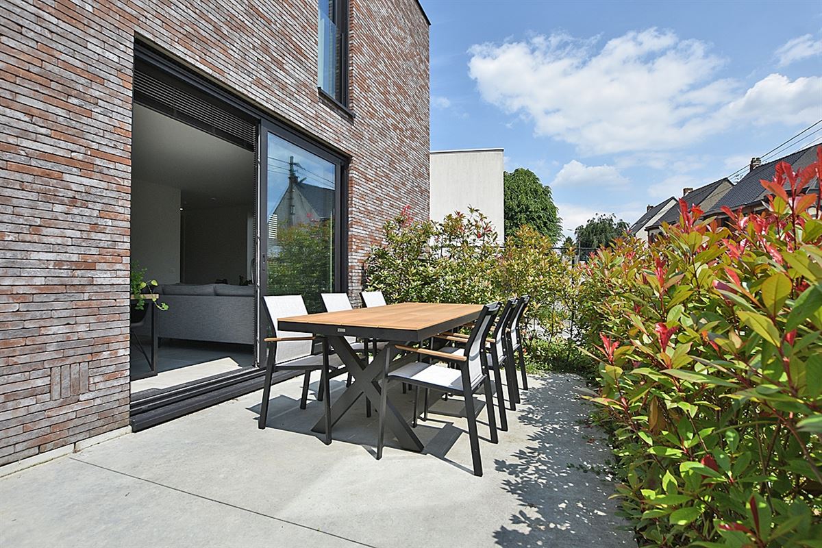 Instapklaar GELIJKVLOERS-APPARTEMENT met 2 slaapkamers, terras en ondergrondse autostaanplaats (2) & -kelder 