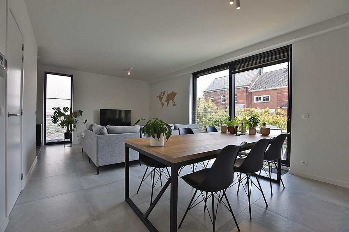 Instapklaar GELIJKVLOERS-APPARTEMENT met 2 slaapkamers, terras en ondergrondse autostaanplaats (2) & -kelder 