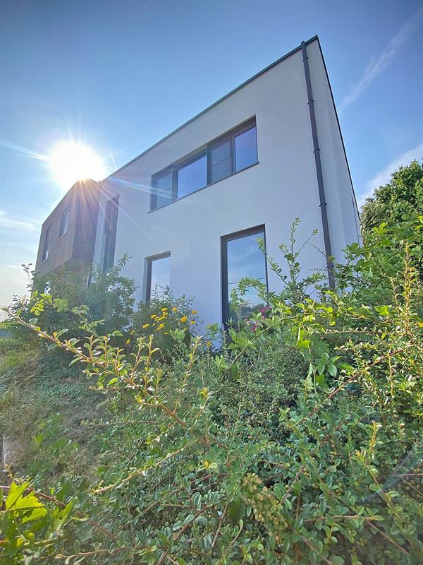 Ruime VERNIEUWDE HALFOPEN BEBOUWING met 4 SLAAPKAMERS ...