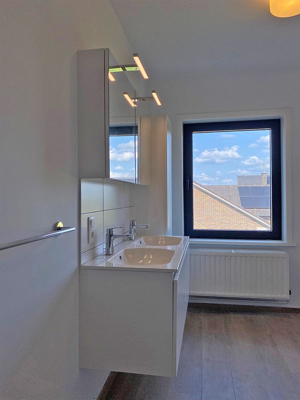 Ruime VERNIEUWDE HALFOPEN BEBOUWING met 4 SLAAPKAMERS ...