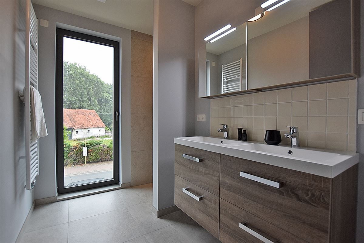 Instapklaar APPARTEMENT (1ste verdieping) met 2 slaapkamers, ruim terras en grote garage (2) 