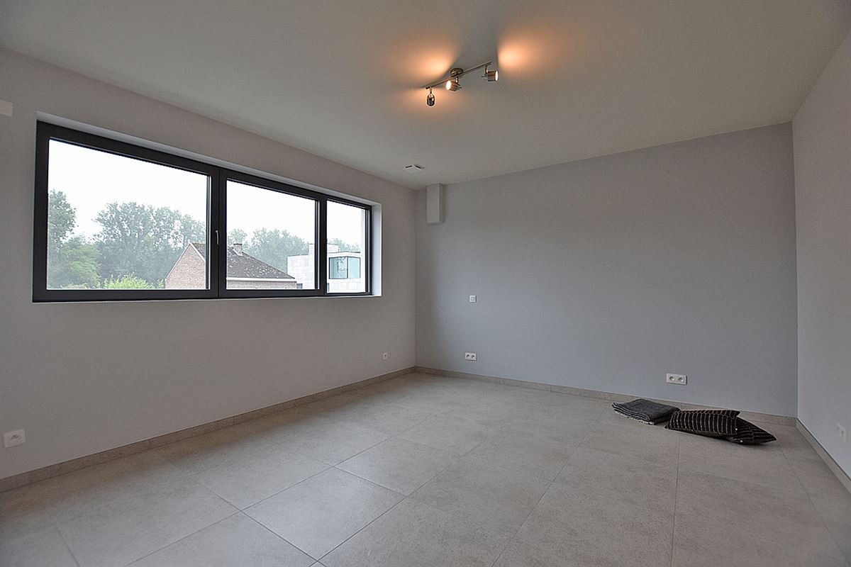 Instapklaar APPARTEMENT (1ste verdieping) met 2 slaapkamers, ruim terras en grote garage (2) 