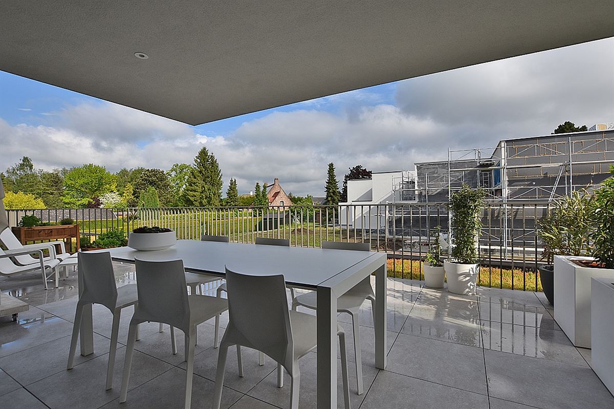 Instapklaar APPARTEMENT (1ste verdieping) met 2 slaapkamers, ruim terras en grote garage (2) 