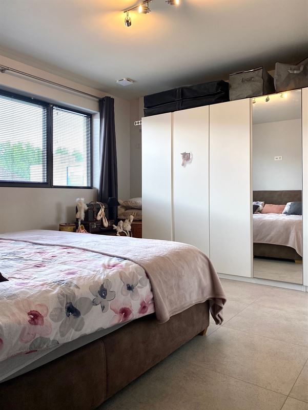 Instapklaar APPARTEMENT (1ste verdieping) met 2 slaapkamers, ruim terras en grote garage (2) 