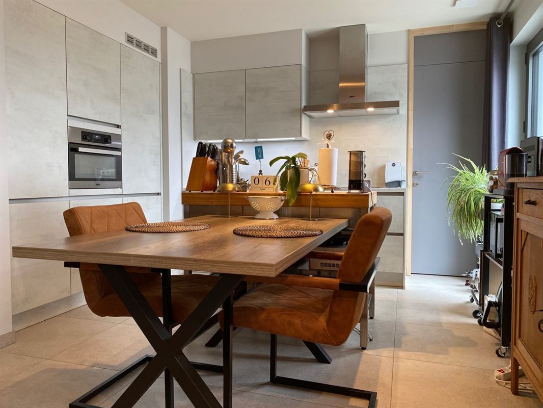 Instapklaar APPARTEMENT (1ste verdieping) met 2 slaapkamers, ruim terras en grote garage (2) 