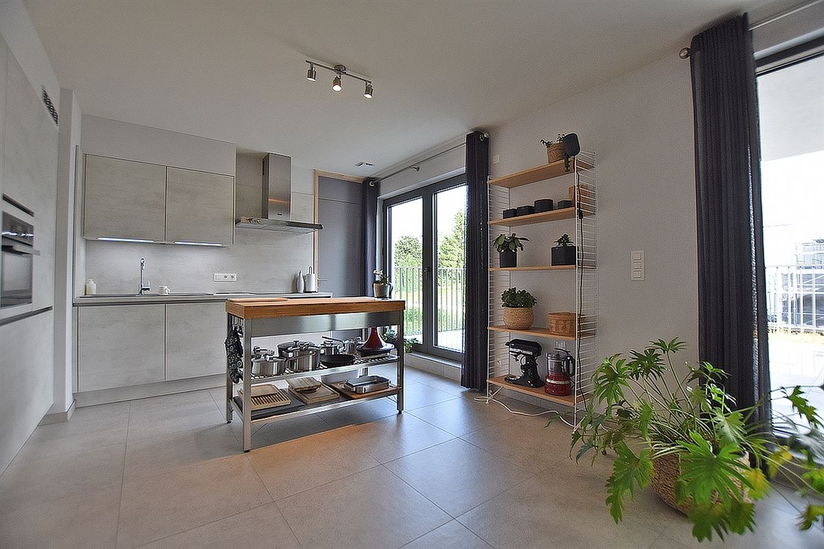 Instapklaar APPARTEMENT (1ste verdieping) met 2 slaapkamers, ruim terras en grote garage (2) 