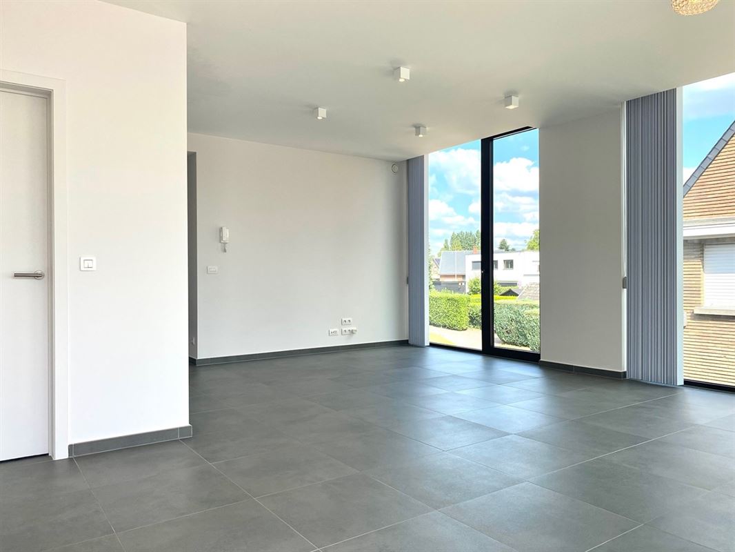 Instapklaar APPARTEMENT (1ste verdieping) met 2 slaapkamers, ruime terrassen (2), garage  & autostaanplaats 