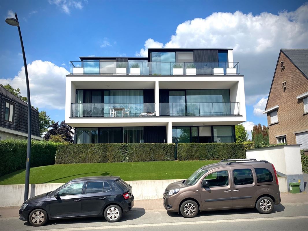 Instapklaar APPARTEMENT (1ste verdieping) met 2 slaapkamers, ruime terrassen (2), garage  & autostaanplaats 