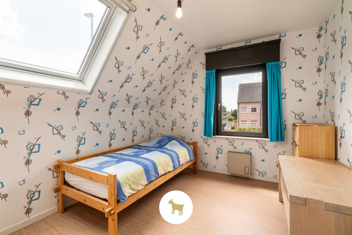Te renoveren ALLEENSTAANDE WONING met 4 SLAAPKAMERS en GARAGE op een PERCEEL van 648m²