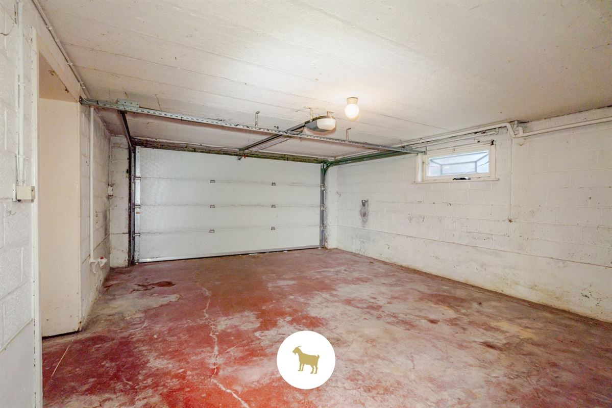 Te renoveren RUIME ALLEENSTAANDE VILLA met 4 SLAAPKAMERS, BUREAU en GARAGE op een prachtig zuidwestgericht PERCEEL van 1.300 m²
