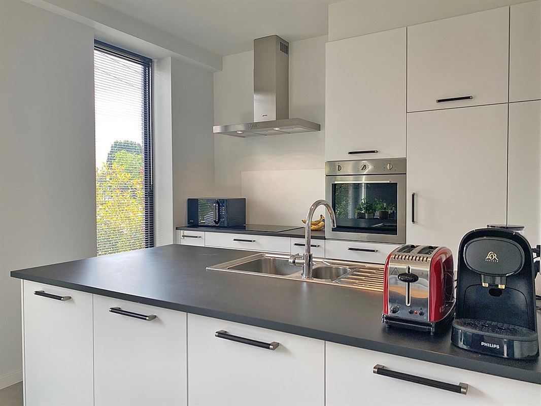 Instapklaar GELIJKVLOERS-APPARTEMENT met 2 slaapkamers, terras en ondergrondse autostaanplaats (2) & -kelder 