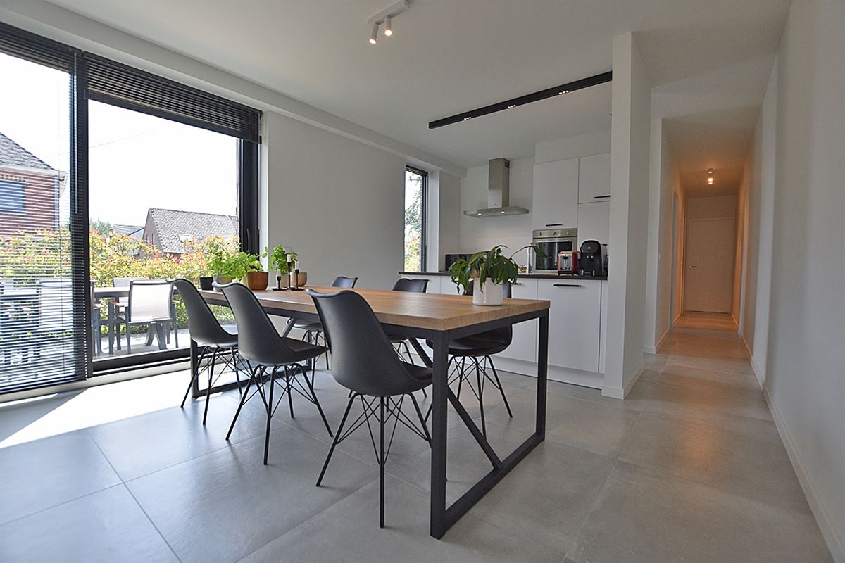 Instapklaar GELIJKVLOERS-APPARTEMENT met 2 slaapkamers, terras en ondergrondse autostaanplaats (2) & -kelder 