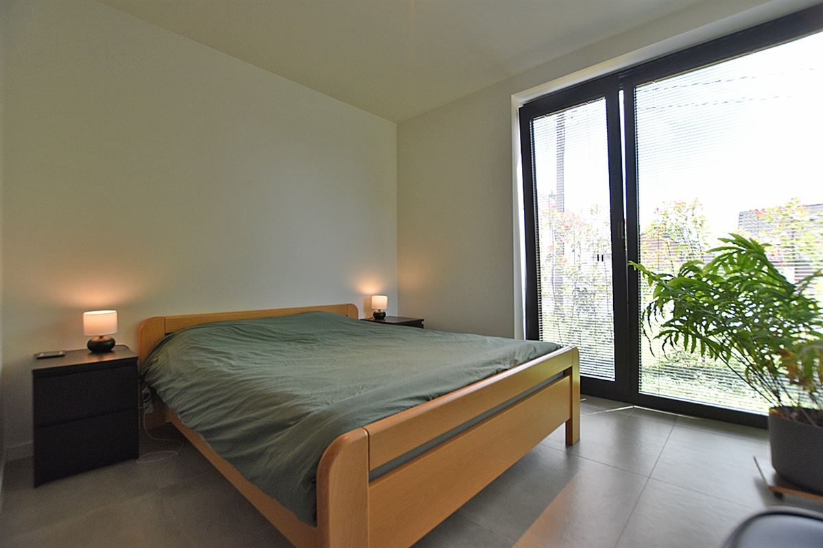 Instapklaar GELIJKVLOERS-APPARTEMENT met 2 slaapkamers, terras en ondergrondse autostaanplaats (2) & -kelder 