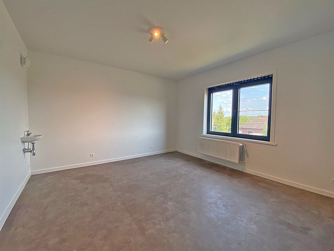Ruime VERNIEUWDE HALFOPEN BEBOUWING met 4 SLAAPKAMERS ...