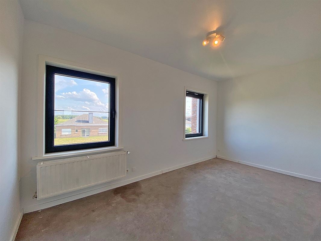 Ruime VERNIEUWDE HALFOPEN BEBOUWING met 4 SLAAPKAMERS ...