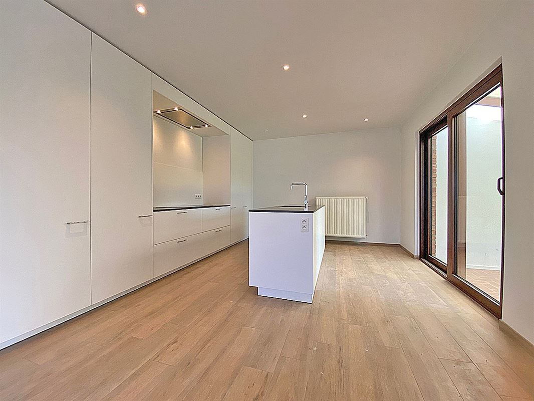 Ruime VERNIEUWDE HALFOPEN BEBOUWING met 4 SLAAPKAMERS ...