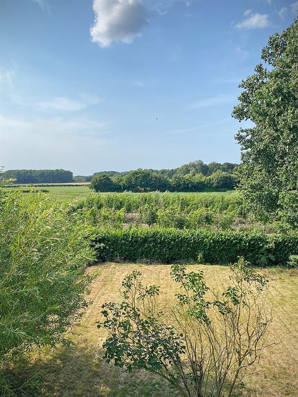 Ruime VERNIEUWDE HALFOPEN BEBOUWING met 4 SLAAPKAMERS ...