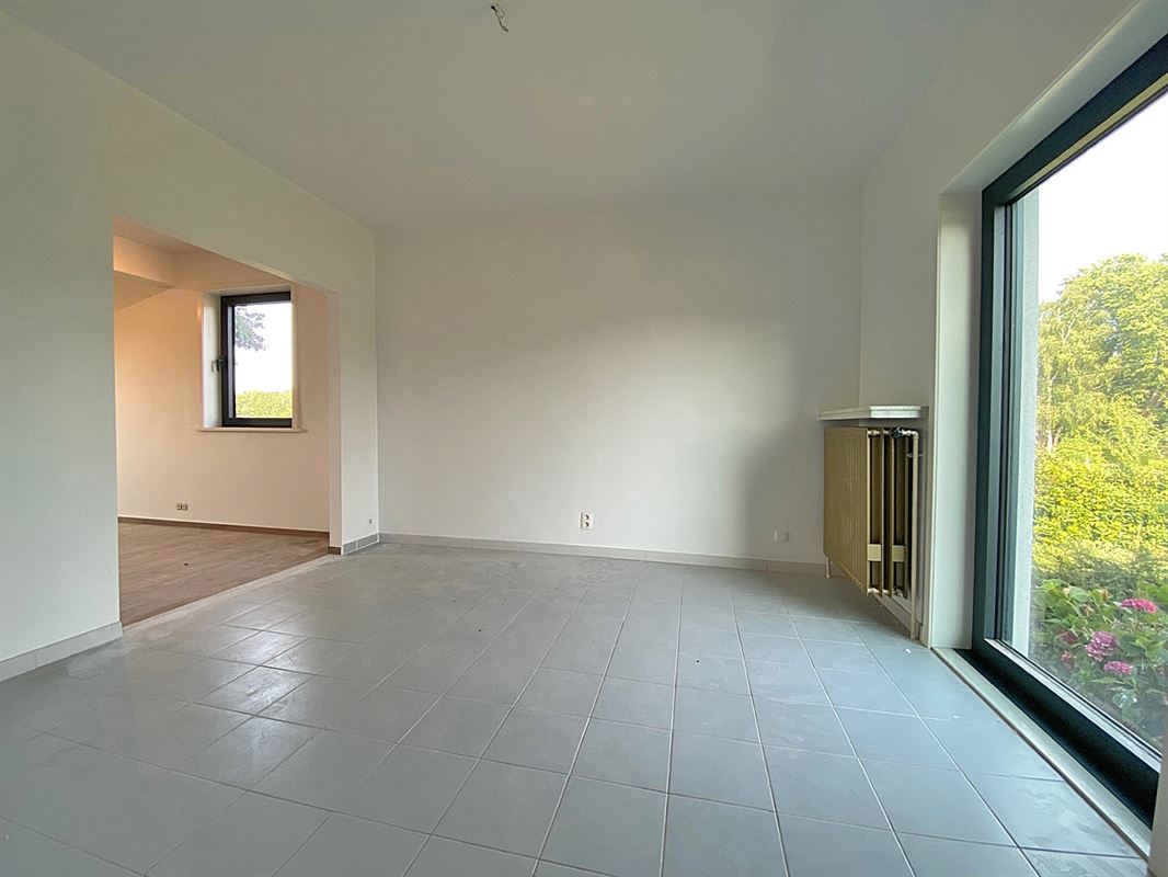Ruime VERNIEUWDE HALFOPEN BEBOUWING met 4 SLAAPKAMERS ...