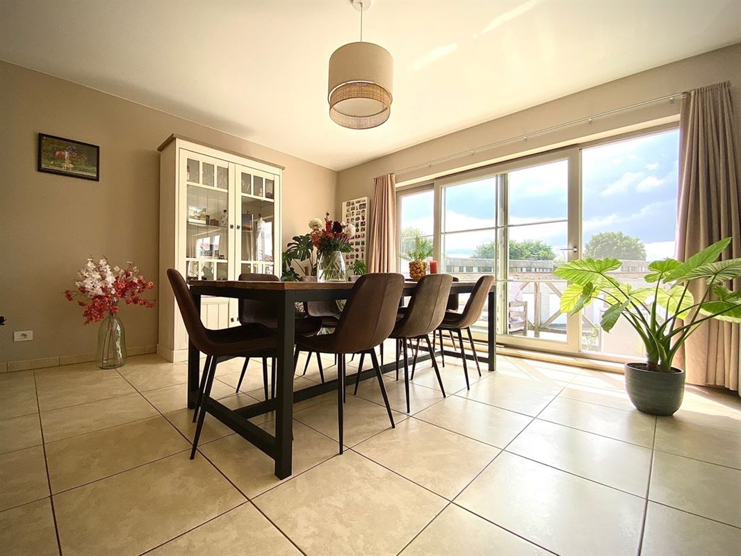 Instapklaar APPARTEMENT met 2 slaapkamers & autostaanplaats 