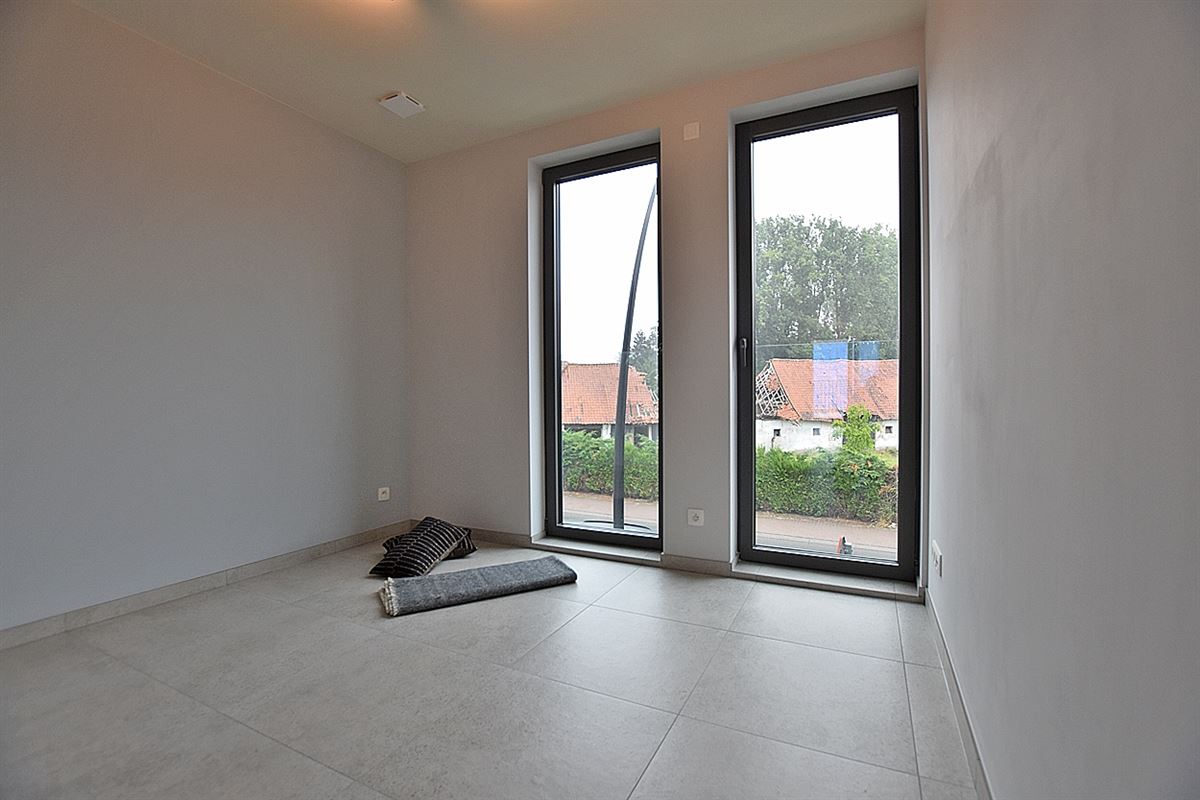 Instapklaar APPARTEMENT (1ste verdieping) met 2 slaapkamers, ruim terras en grote garage (2) 