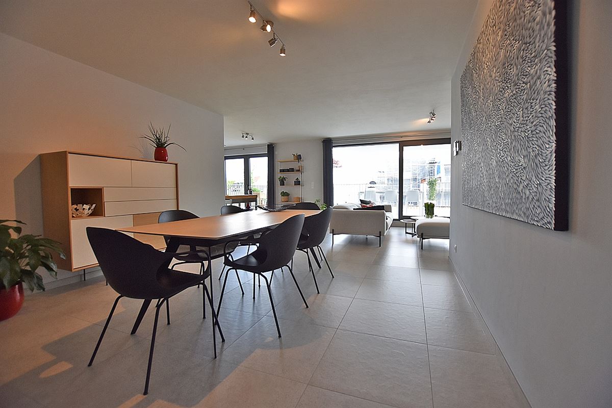 Instapklaar APPARTEMENT (1ste verdieping) met 2 slaapkamers, ruim terras en grote garage (2) 