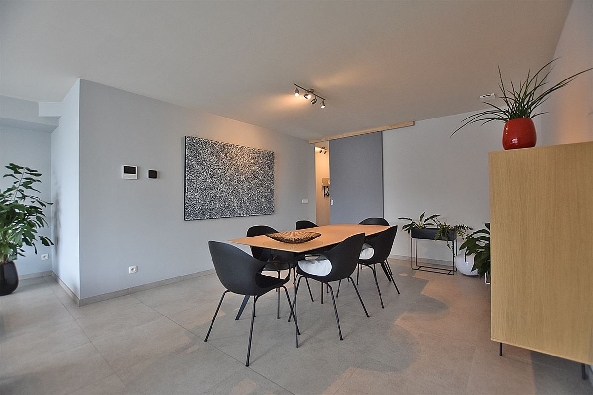 Instapklaar APPARTEMENT (1ste verdieping) met 2 slaapkamers, ruim terras en grote garage (2) 