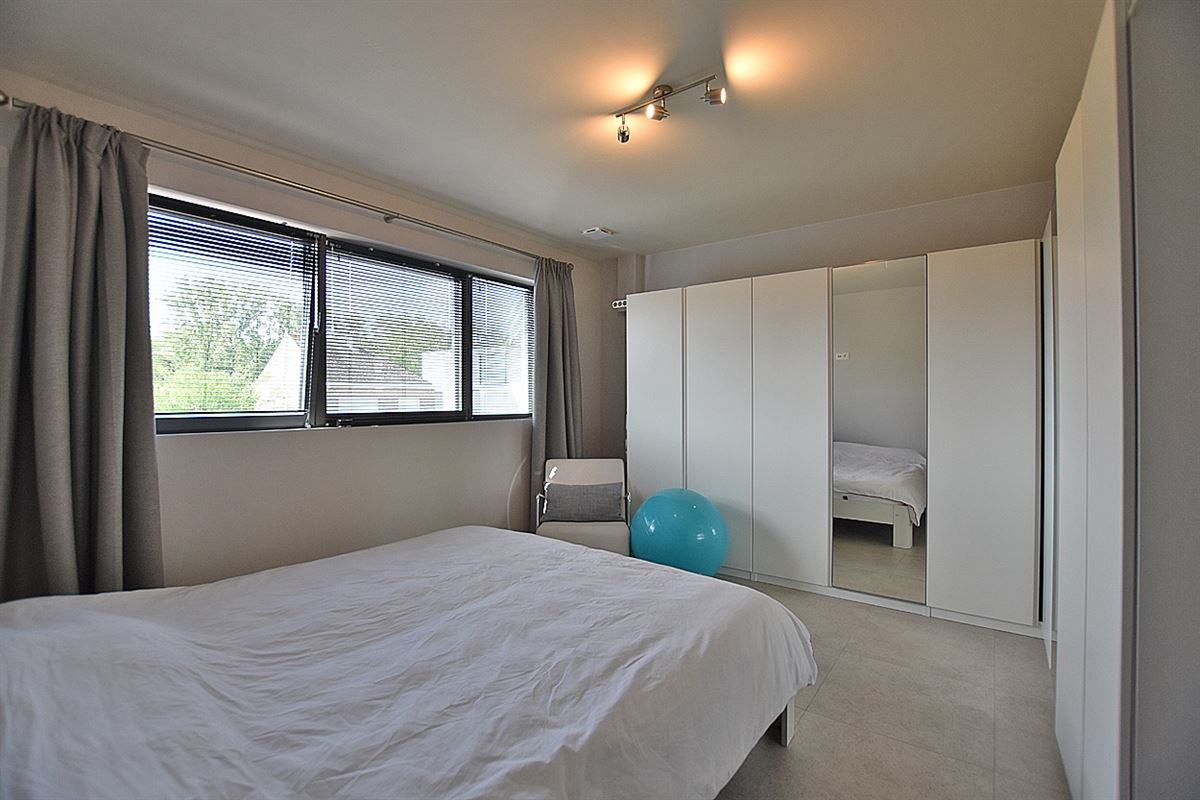 Instapklaar APPARTEMENT (1ste verdieping) met 2 slaapkamers, ruim terras en grote garage (2) 