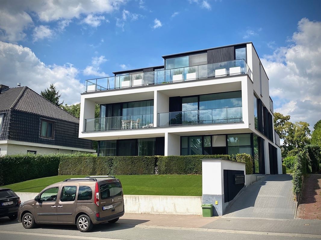 Instapklaar APPARTEMENT (1ste verdieping) met 2 slaapkamers, ruime terrassen (2), garage  & autostaanplaats 