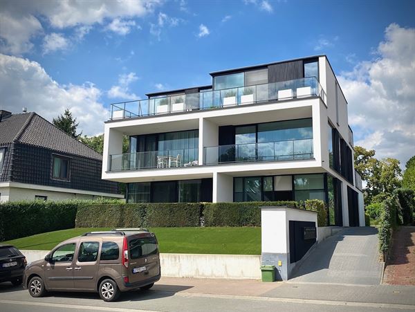 Instapklaar APPARTEMENT (1ste verdieping) met 2 slaapkamers, ruime terrassen (2), garage  & autostaanplaats 