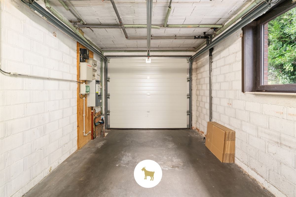 Te renoveren ALLEENSTAANDE WONING met 4 SLAAPKAMERS en GARAGE op een PERCEEL van 648m²