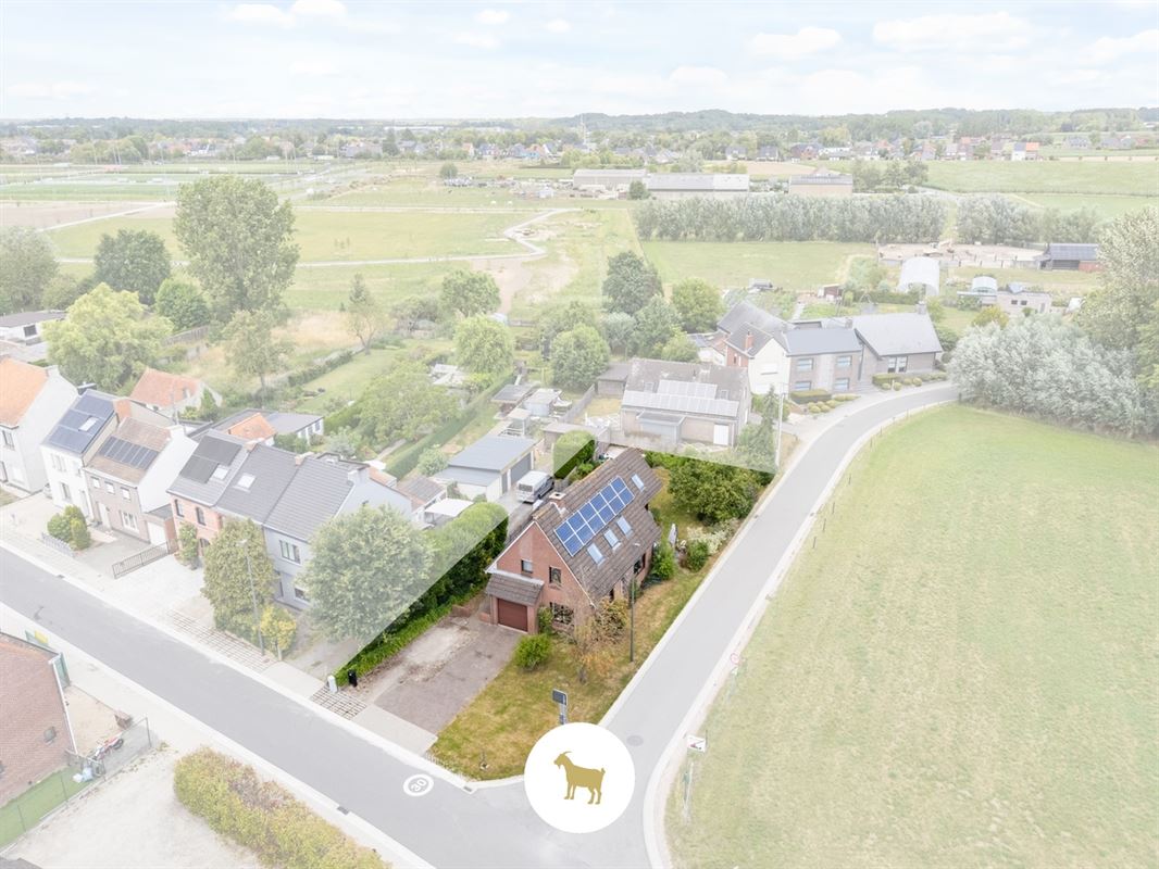 Te renoveren ALLEENSTAANDE WONING met 4 SLAAPKAMERS en GARAGE op een PERCEEL van 648m²