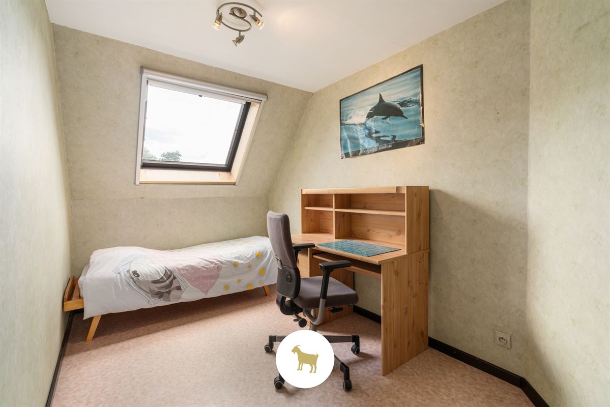 Te renoveren ALLEENSTAANDE WONING met 4 SLAAPKAMERS en GARAGE op een PERCEEL van 648m²