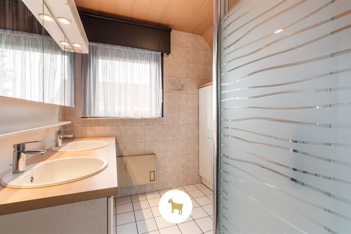 Te renoveren ALLEENSTAANDE WONING met 4 SLAAPKAMERS en GARAGE op een PERCEEL van 648m²