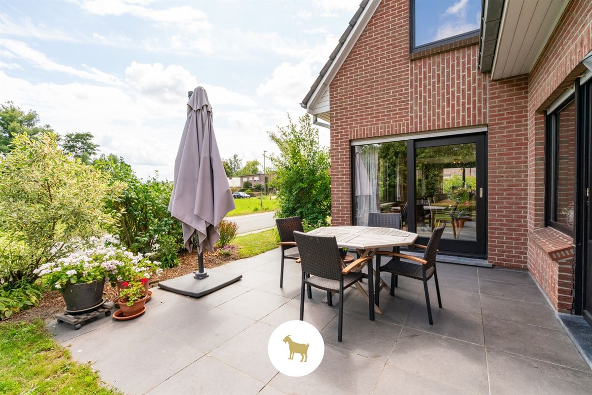 Te renoveren ALLEENSTAANDE WONING met 4 SLAAPKAMERS en GARAGE op een PERCEEL van 648m²