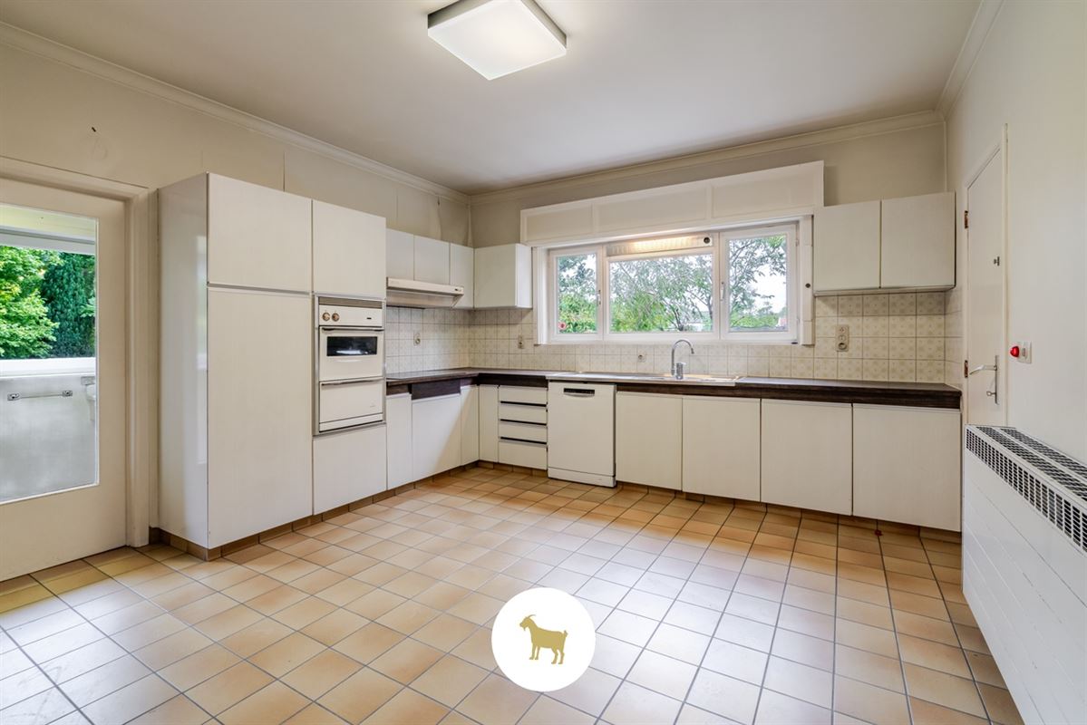 Te renoveren RUIME ALLEENSTAANDE VILLA met 4 SLAAPKAMERS, BUREAU en GARAGE op een prachtig zuidwestgericht PERCEEL van 1.300 m²