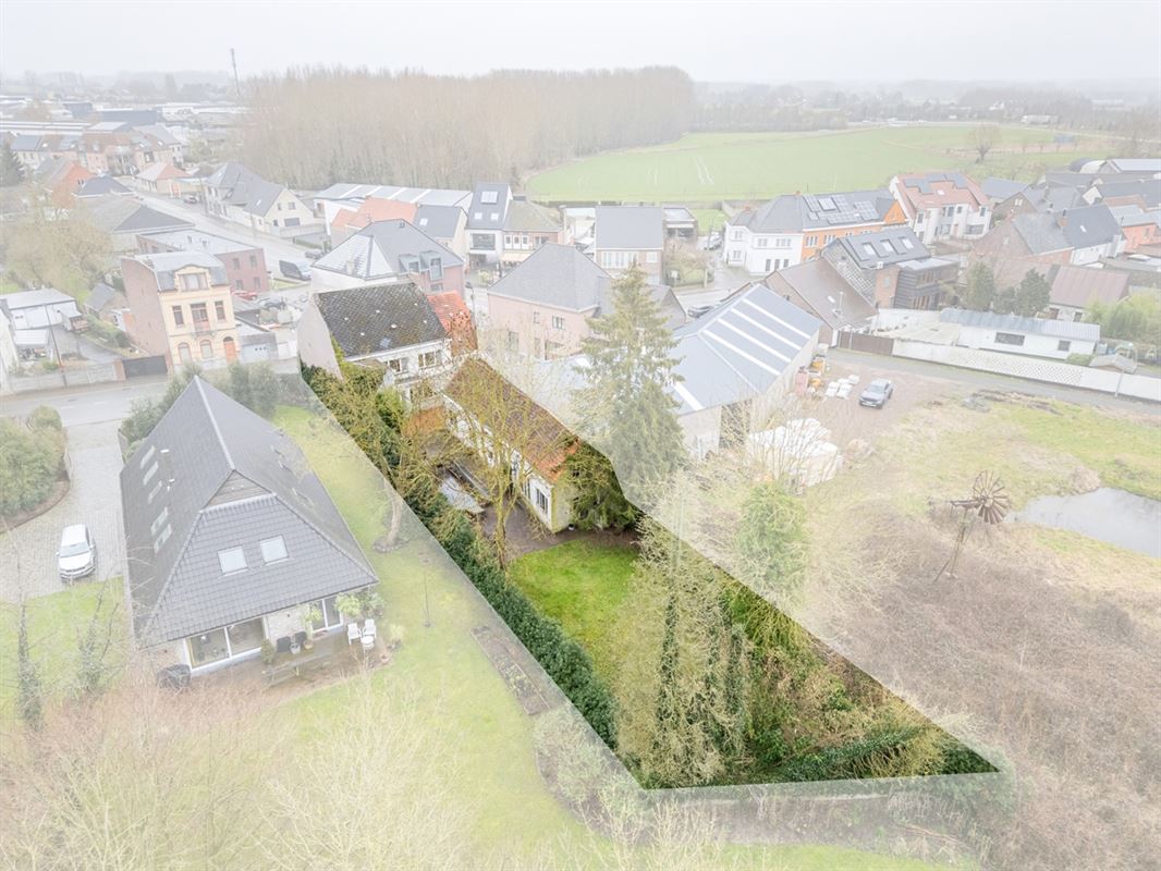 Te renoveren RUIME BURGERSWONING met BIJGEBOUW op een perceel van 668m²