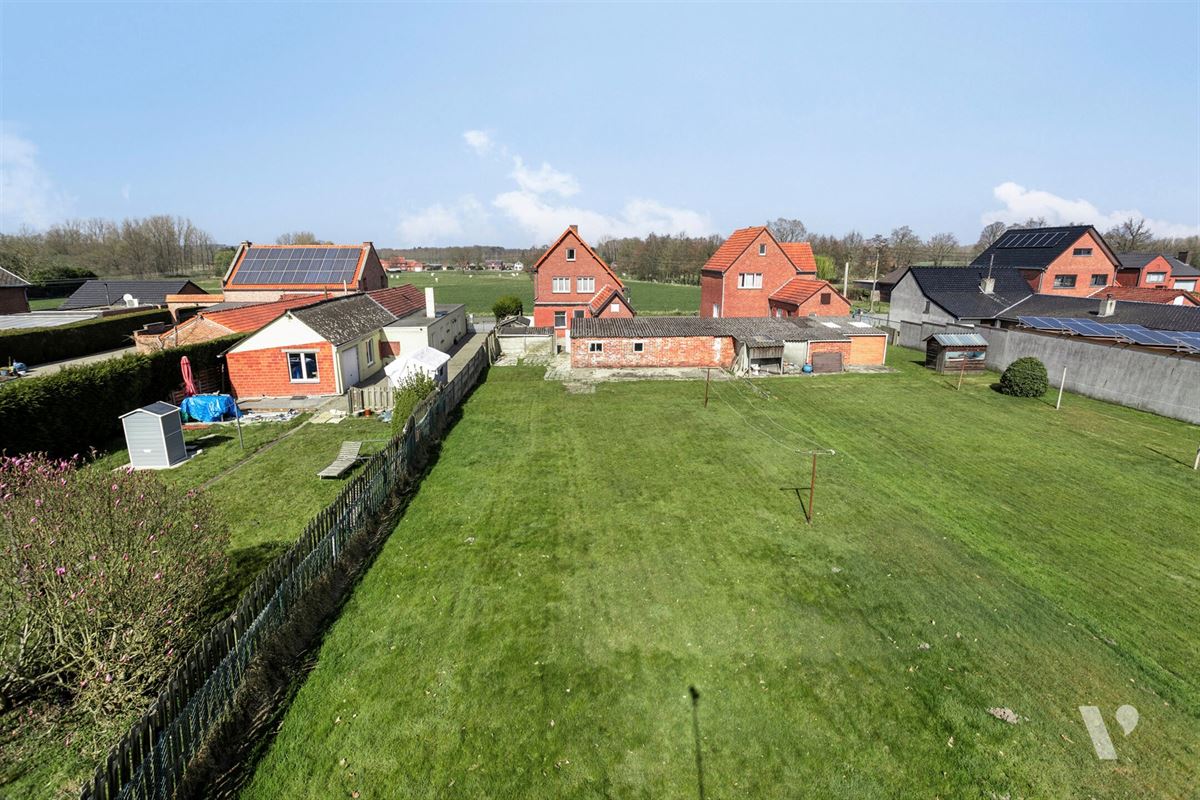 Gezellige gezinswoning met veel potentieel op een ruim perceel