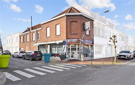 Gemengd gebouw gelegen in het stadscentrum met een commerciële begane grond van ong. 85m² met keuken, bar en WC en 2 bovenverdiepingen met een total...
