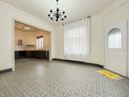 Mooie hoekwoning met een woonkamer die uitgeeft op een half ingerichte keuken, twee slaapkamers, een badkamer met bad, badmeubel en WC en een kelder. ...