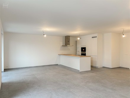 Prachtig nieuw appartement op de eerste verdieping van een gebouw in het centrum van de stad. Bestaande uit een ruime woonkamer die uitkomt op een vol...