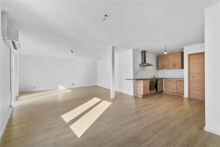 Schitterend appartement op de eerste verdieping van een gebouw in het stadscentrum. Bestaande uit een lichte woonkamer die uitkomt op een ingerichte k...